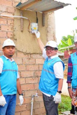 PLN Batam melaksanakan Penyalaan Simbolis Program Bantuan Pasang Baru Listrik (BPBL) 2025