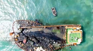 Kapal LCT Mutiara Garlib Samudera kandas di Perairan Pulau Dongas Batam