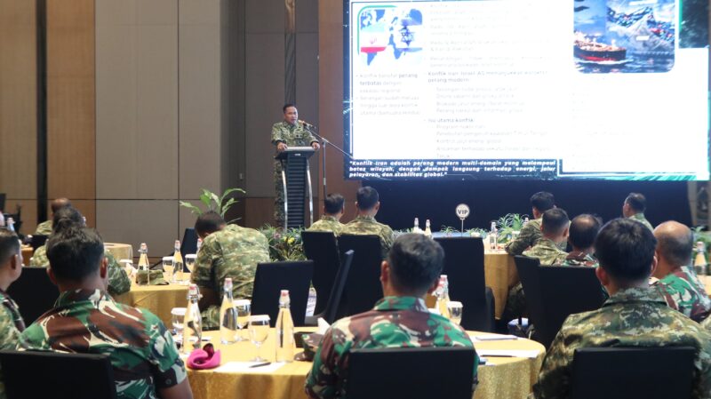 Para komandan satuan (Dansat) serta aparat intelijen TNI wilayah Kepulauan Riau (Kepri). Kegiatan pengarahan digelar di Ballroom Marriott Harbour Bay Batam, Kamis (16/4/2026)