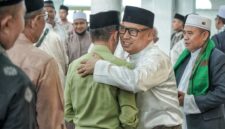 Wakil Gubernur Kepri, Nyanyang Haris Pratamura bersilaturahmi bersama warga usai melaksanakan Salat Iduladha 1447 H masyarakat Kabupaten Lingga di Masjid Besar Azzulfa, Jalan Kartini, Dabo Lama, Kecamatan Singkep, Rabu (27/5/2026)