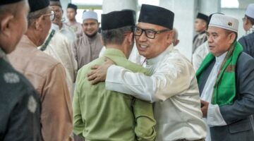 Wakil Gubernur Kepri, Nyanyang Haris Pratamura bersilaturahmi bersama warga usai melaksanakan Salat Iduladha 1447 H masyarakat Kabupaten Lingga di Masjid Besar Azzulfa, Jalan Kartini, Dabo Lama, Kecamatan Singkep, Rabu (27/5/2026)