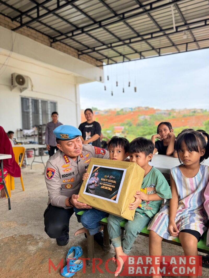 Kabidpropam Polda Kepri Kombes Pol Eddwi Kurniyanto menyalurkan bantuan sembako dan dana sosial kepada penghuni Panti Asuhan serta Panti Jompo/Wreda Yayasan True Love di Kecamatan Nongsa, Kota Batam, Jumat (12/6/2026)