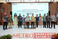 Foto Istimewa :
Kepala BP Batam sekaligus Wali Kota Batam, Amsakar Achmad; Wakil Kepala BP Batam sekaligus Wakil Walikota Batam, Li Claudia Chandra; Chief Executive Officer DayOne, Jamie Khoo; Direktur Utama PT. PLN Batam, Kwin Fo; Anggota/Deputi Bidang BP Batam, jajaran Forkopimda Kota Batam, serta pimpinan asosiasi industri di Kota Batam beserta jajaran