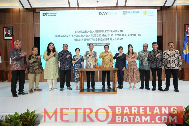 Foto Istimewa :
Kepala BP Batam sekaligus Wali Kota Batam, Amsakar Achmad; Wakil Kepala BP Batam sekaligus Wakil Walikota Batam, Li Claudia Chandra; Chief Executive Officer DayOne, Jamie Khoo; Direktur Utama PT. PLN Batam, Kwin Fo; Anggota/Deputi Bidang BP Batam, jajaran Forkopimda Kota Batam, serta pimpinan asosiasi industri di Kota Batam beserta jajaran