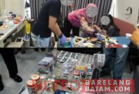 konferensi pers yang digelar di lokasi Tempat Kejadian Perkara (TKP), sebuah rumah indekos di kawasan Batu Ampar, Jumat (31/7/2026)
