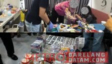 konferensi pers yang digelar di lokasi Tempat Kejadian Perkara (TKP), sebuah rumah indekos di kawasan Batu Ampar, Jumat (31/7/2026)