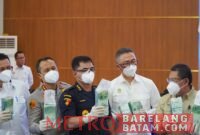 Foto : IstimewaKegiatan Acara Pemusnahan Barang Bukti Narkoba
Menteri Koordinator Bidang Politik, Hukum, dan Keamanan (Menkopolkam) RI, Ketua Komisi I DPR RI, Panglima TNI, Kapolri, Kepala BIN, Kepala Staf Angkatan Laut (Kasal), Kepala Badan Komunikasi Pemerintah RI, Dankodaeral IV, serta Direktur Jenderal Bea dan Cukai.