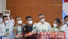 Foto : IstimewaKegiatan Acara Pemusnahan Barang Bukti Narkoba
Menteri Koordinator Bidang Politik, Hukum, dan Keamanan (Menkopolkam) RI, Ketua Komisi I DPR RI, Panglima TNI, Kapolri, Kepala BIN, Kepala Staf Angkatan Laut (Kasal), Kepala Badan Komunikasi Pemerintah RI, Dankodaeral IV, serta Direktur Jenderal Bea dan Cukai.