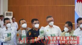 Foto : IstimewaKegiatan Acara Pemusnahan Barang Bukti Narkoba
Menteri Koordinator Bidang Politik, Hukum, dan Keamanan (Menkopolkam) RI, Ketua Komisi I DPR RI, Panglima TNI, Kapolri, Kepala BIN, Kepala Staf Angkatan Laut (Kasal), Kepala Badan Komunikasi Pemerintah RI, Dankodaeral IV, serta Direktur Jenderal Bea dan Cukai.