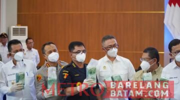 Foto : IstimewaKegiatan Acara Pemusnahan Barang Bukti Narkoba
Menteri Koordinator Bidang Politik, Hukum, dan Keamanan (Menkopolkam) RI, Ketua Komisi I DPR RI, Panglima TNI, Kapolri, Kepala BIN, Kepala Staf Angkatan Laut (Kasal), Kepala Badan Komunikasi Pemerintah RI, Dankodaeral IV, serta Direktur Jenderal Bea dan Cukai.