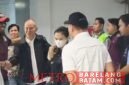 Dalam foto dan video yang beredar melalui akun Instagram resmi Bareskrim Polri, Yuwanky terlihat tidak diborgol ketika dibawa menuju Mabes Bareskrim