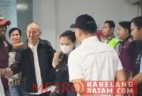 Dalam foto dan video yang beredar melalui akun Instagram resmi Bareskrim Polri, Yuwanky terlihat tidak diborgol ketika dibawa menuju Mabes Bareskrim