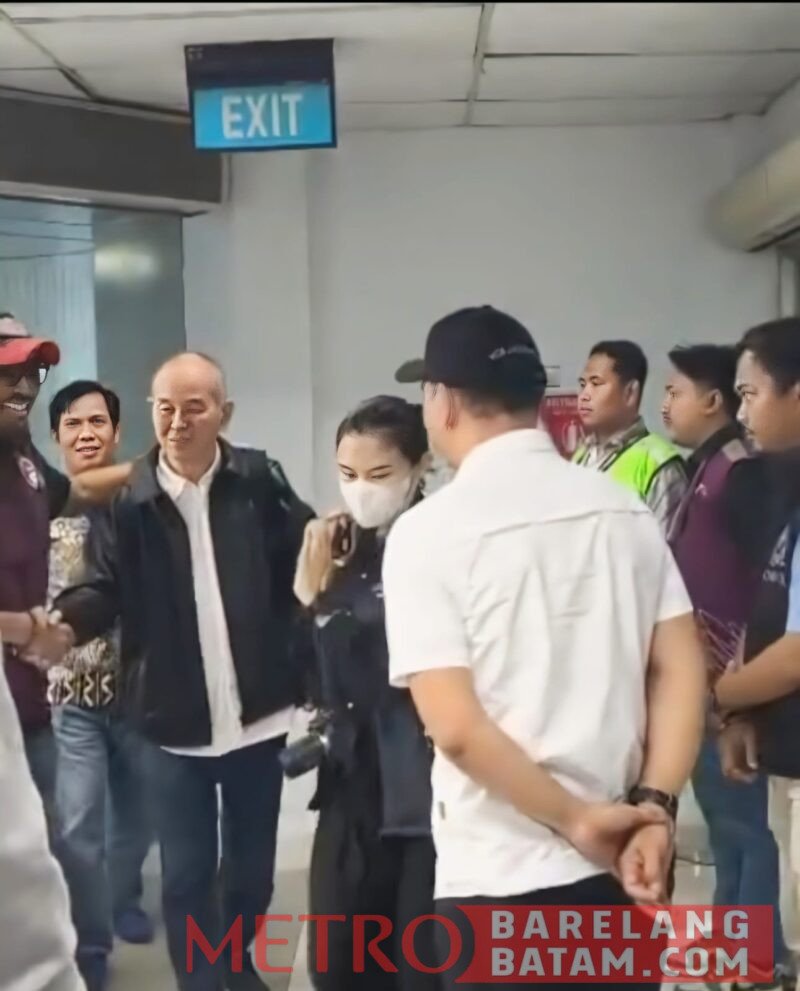 Dalam foto dan video yang beredar melalui akun Instagram resmi Bareskrim Polri, Yuwanky terlihat tidak diborgol ketika dibawa menuju Mabes Bareskrim