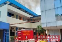 Kebakaran terjadi di gedung bagian belakang Kantor Pelayanan Utama Bea dan Cukai Tipe B Batam di kawasan Batu Ampar, Batam