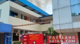 Kebakaran terjadi di gedung bagian belakang Kantor Pelayanan Utama Bea dan Cukai Tipe B Batam di kawasan Batu Ampar, Batam