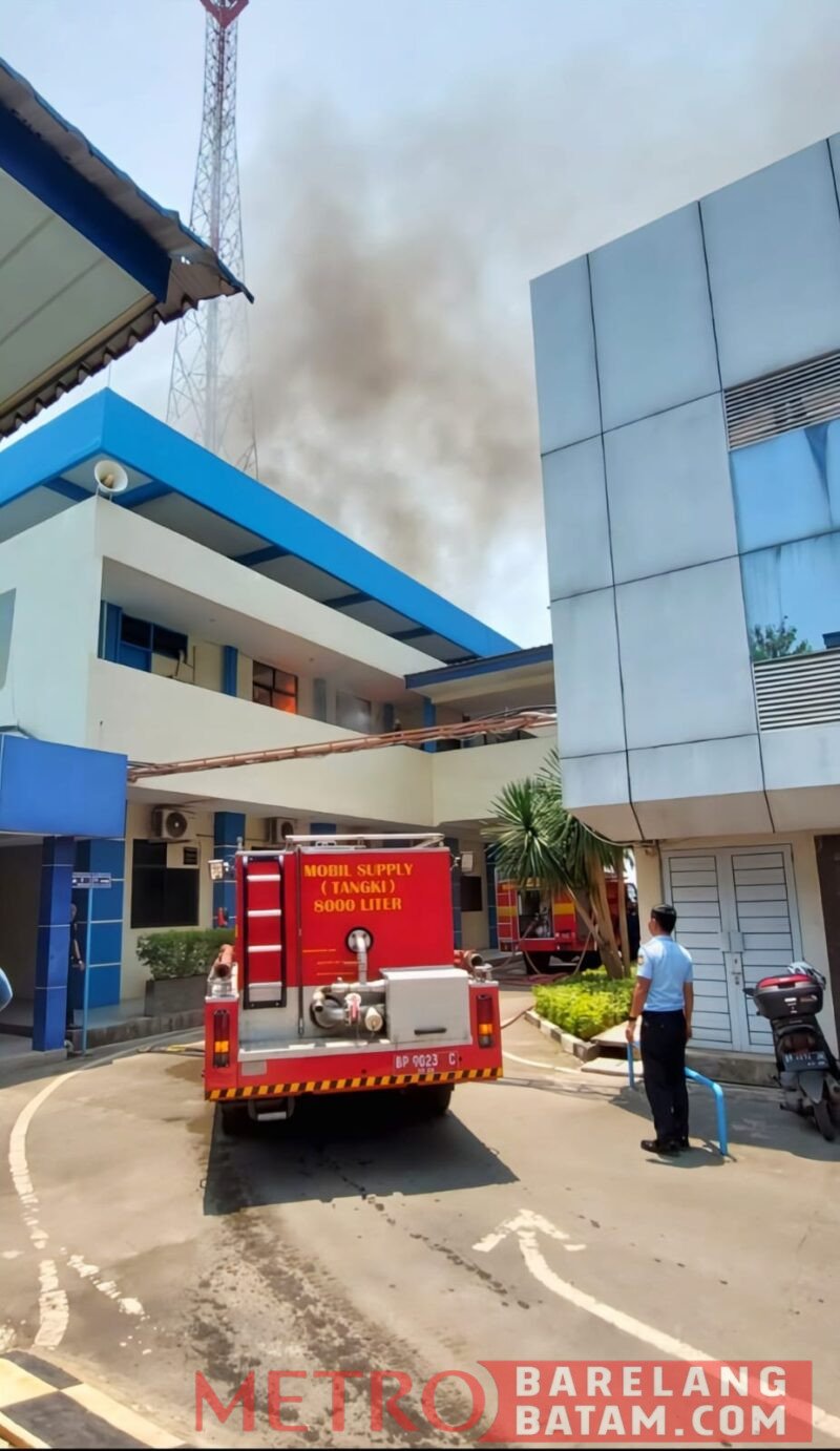 Kebakaran terjadi di gedung bagian belakang Kantor Pelayanan Utama Bea dan Cukai Tipe B Batam di kawasan Batu Ampar, Batam