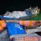 Foto Istimewa :
Kapal yang diawaki tiga orang, termasuk nakhoda, tersebut ditegah Tim Satgas Patroli Laut BC-20009 di perairan sekitar Pulau Mubut, Barelang